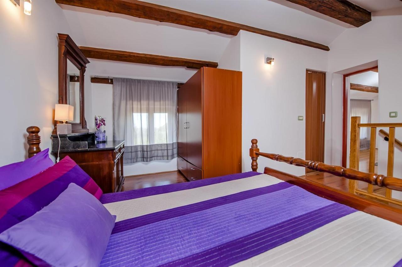 Holiday Apartment Daria 20 Ровин Екстериор снимка
