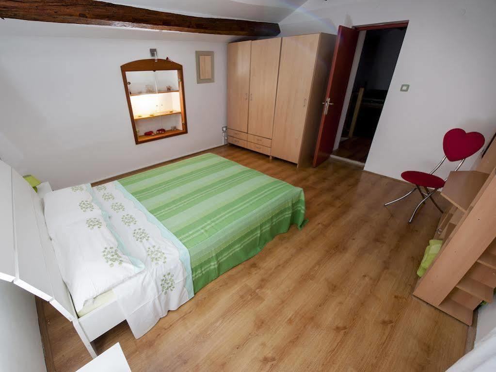 Holiday Apartment Daria 20 Ровин Екстериор снимка